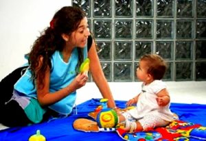 cuidadora niños a domicilio